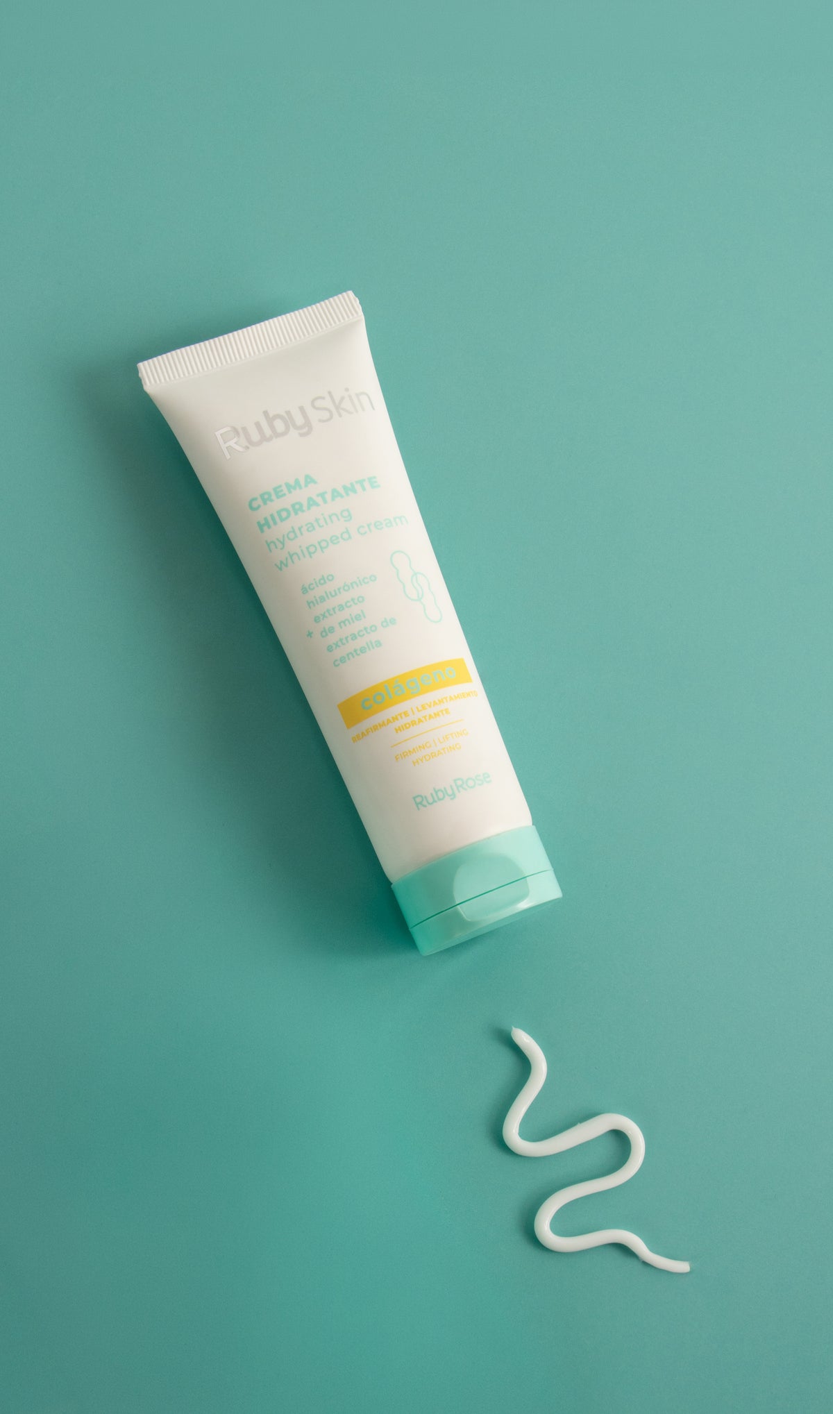 Crema hidratante facial Ruby Skin con colágeno sobre fondo turquesa, acompañada de una muestra de su textura.