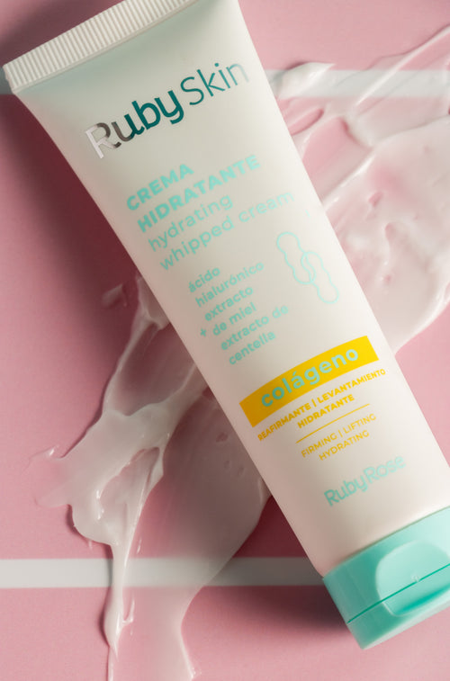 Crema hidratante Ruby Skin con colágeno sobre fondo rosado