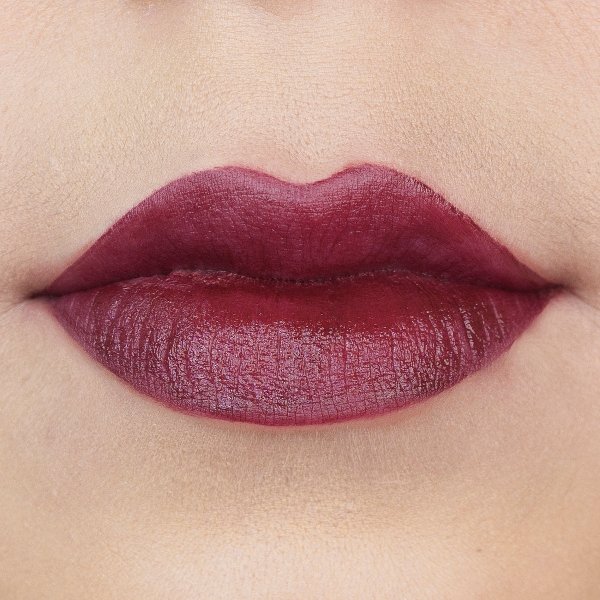Labios con labial tono vino de acabado mate.