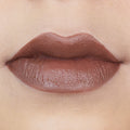 Labios con labial marrón Ruby Rose acabado mate café