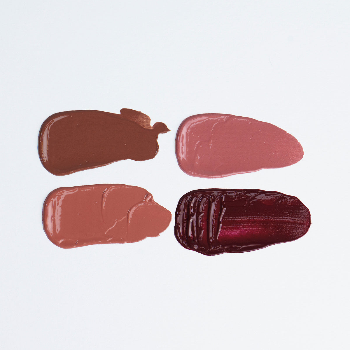 Muestras de tonos de labial ruby rose  en crema sobre fondo blanco.