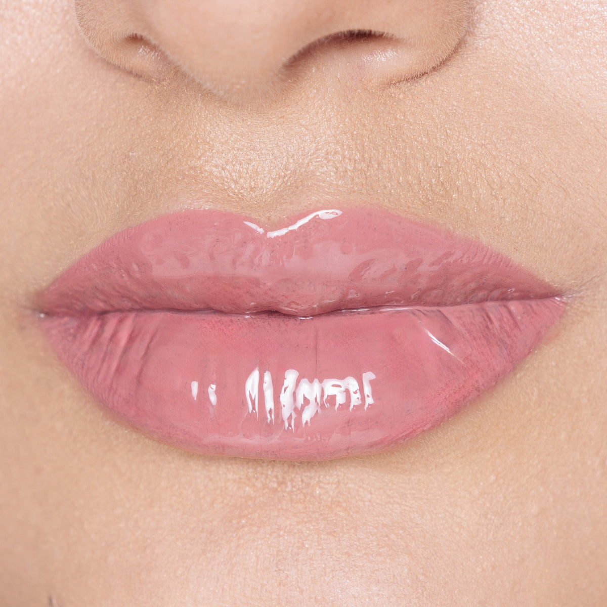 Labial Duo Kiss Ruby Rose tono 04 con acabado gloss.