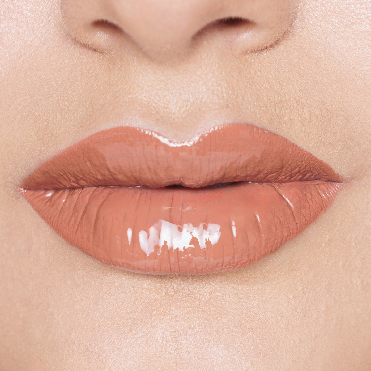Labial Duo Kiss Ruby Rose tono 06 con acabado gloss.
