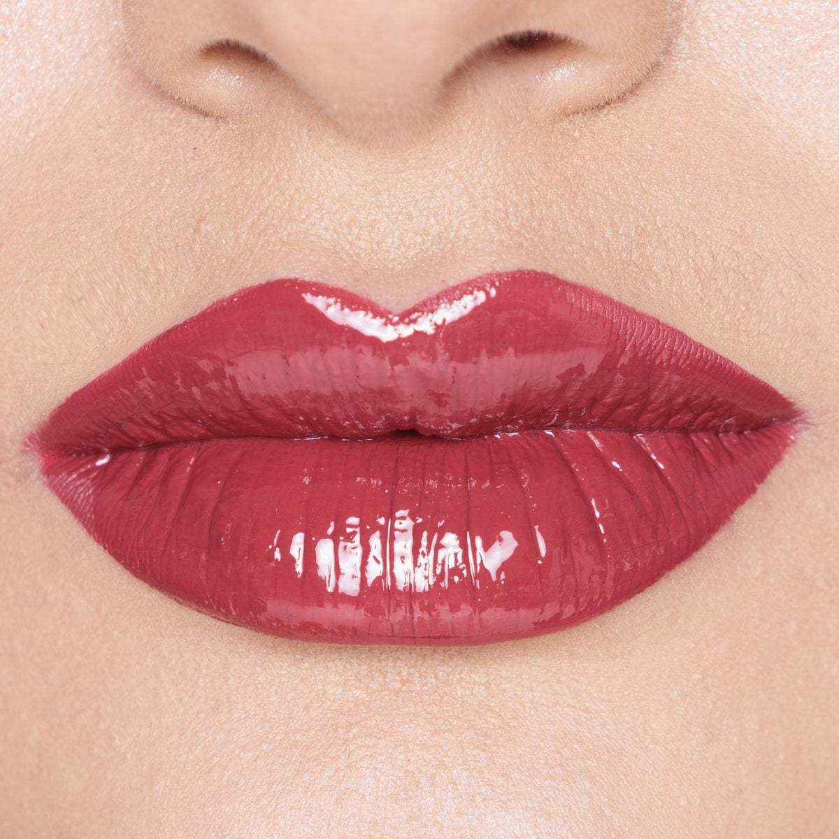 Labial Duo Kiss Ruby Rose tono 09 con acabado gloss brillante.
