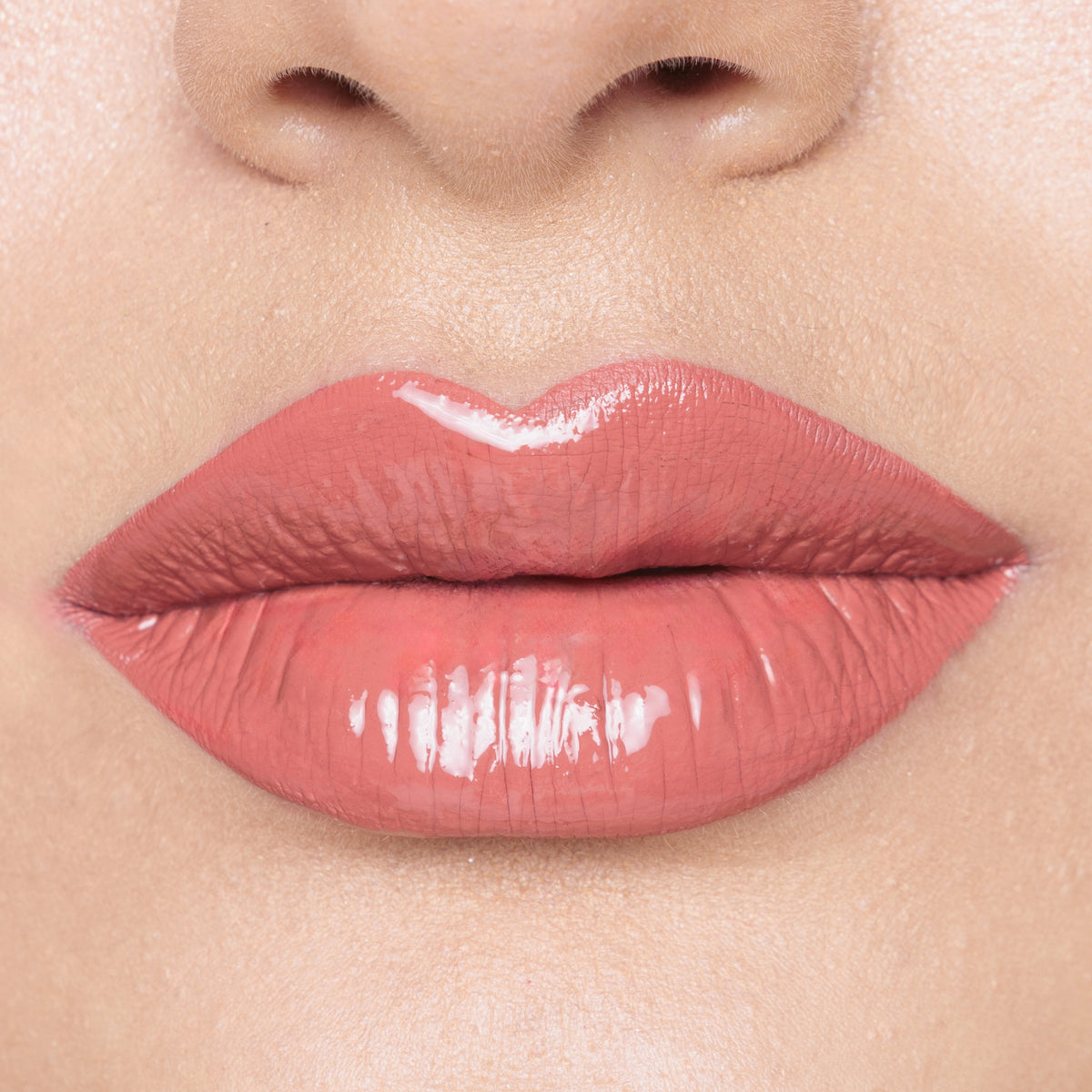 Labial Duo Kiss Ruby Rose tono 02 con acabado gloss.