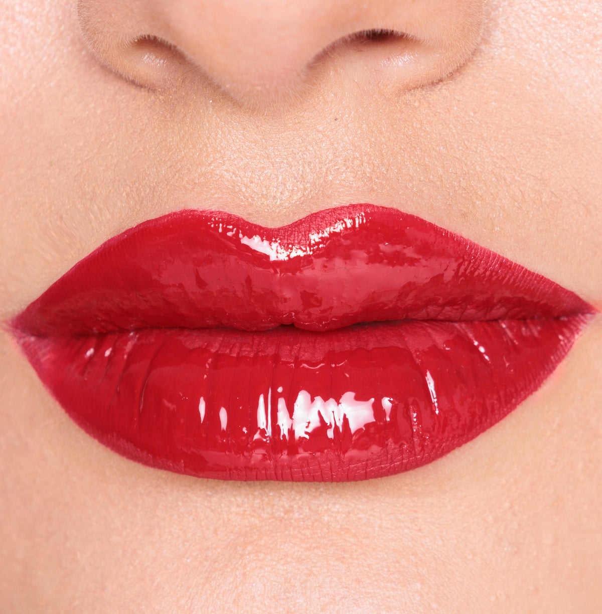 Labial Duo Kiss Ruby Rose tono 12 rojo intenso con acabado gloss brillante.