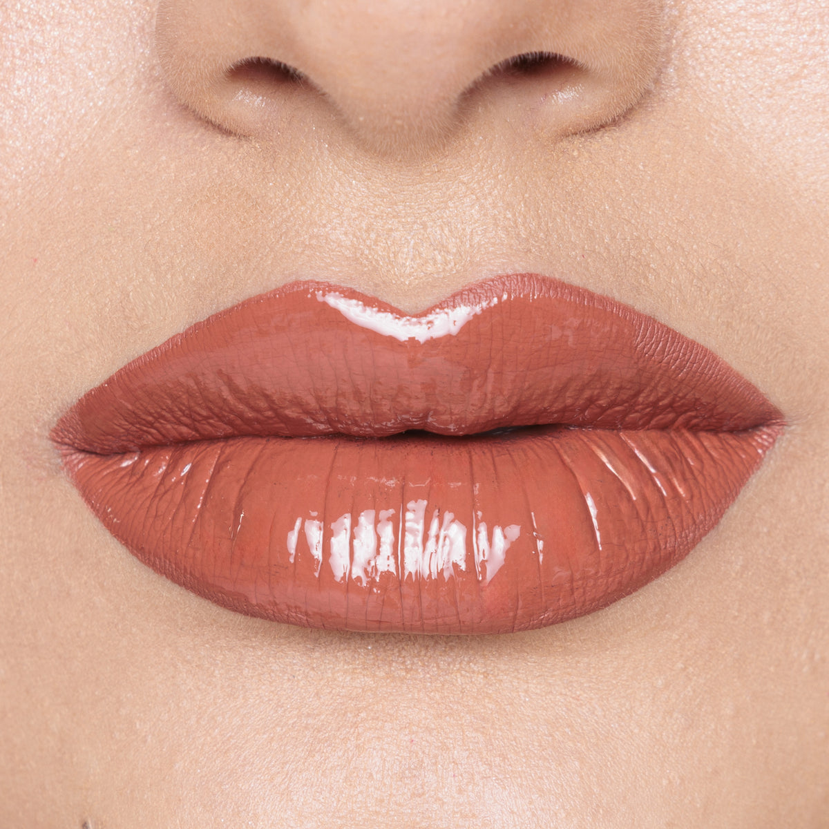 Labial Duo Kiss Ruby Rose tono 08 con acabado gloss.