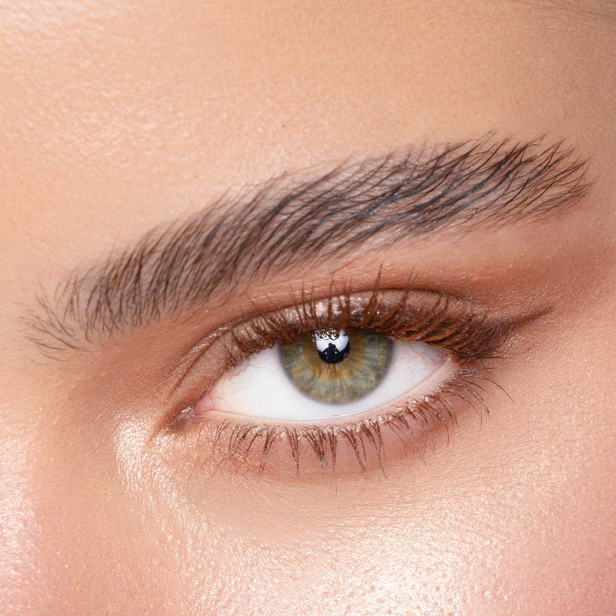 Resultado de Ruby Rose Brow Duo Mascara Café aplicado en cejas y pestañas