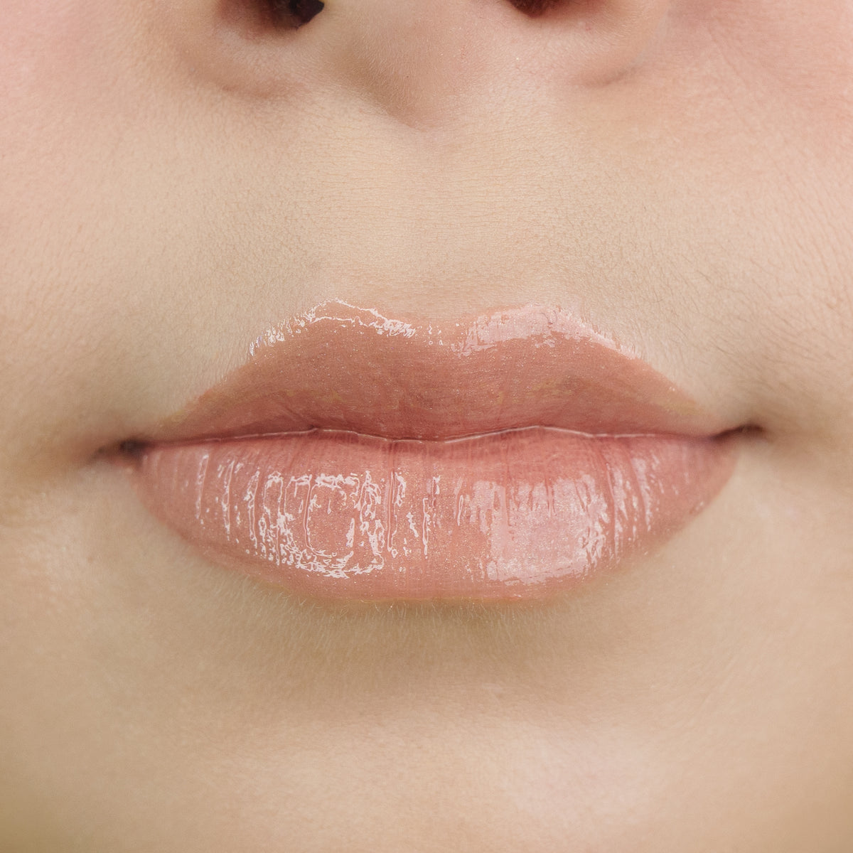 Lip Gloss Radiant Kiss Ruby Rose tono RK20 aplicado en labios.