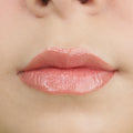 Lip Gloss Radiant Kiss Ruby Rose tono RK30 aplicado en labios.