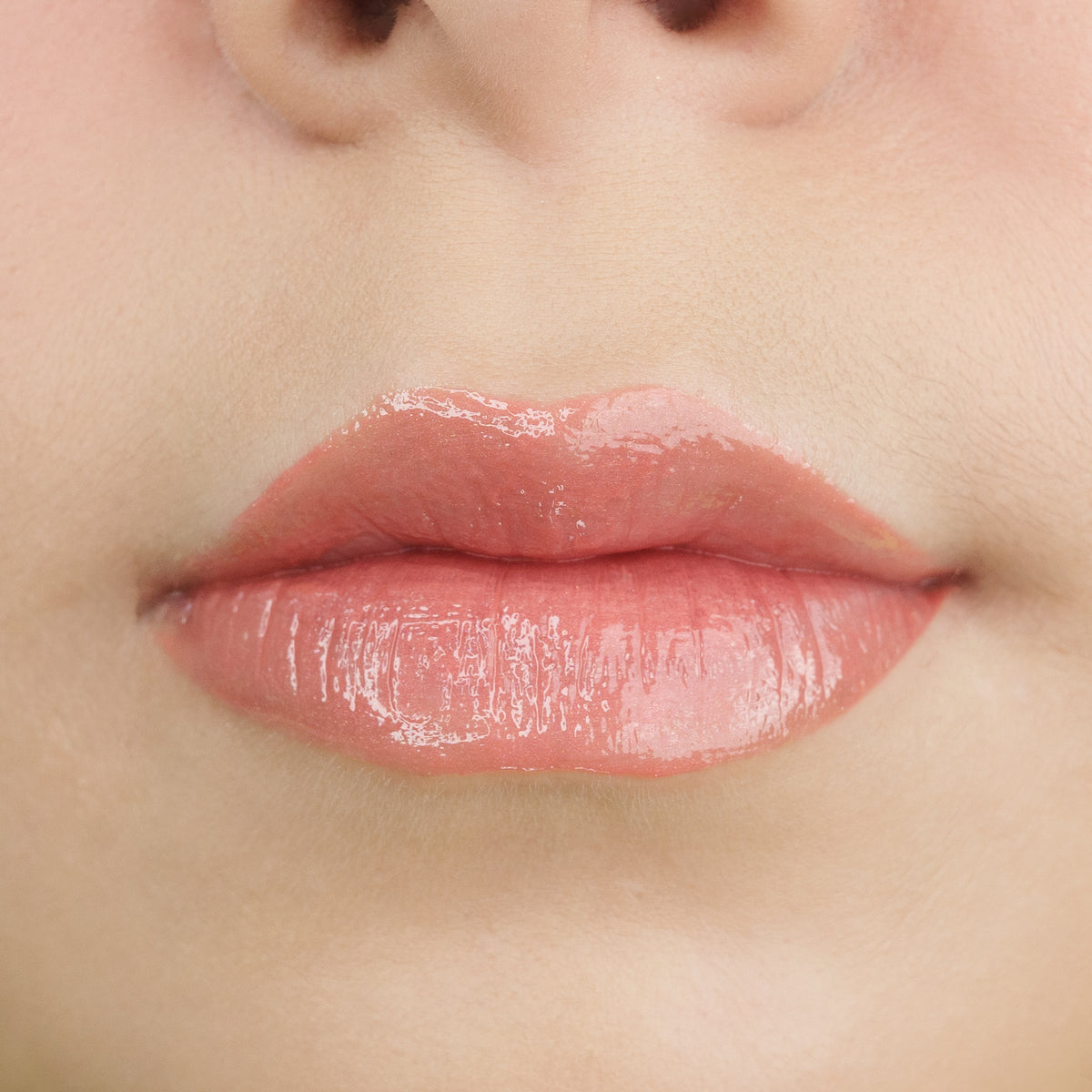 Lip Gloss Radiant Kiss Ruby Rose tono RK30 aplicado en labios.