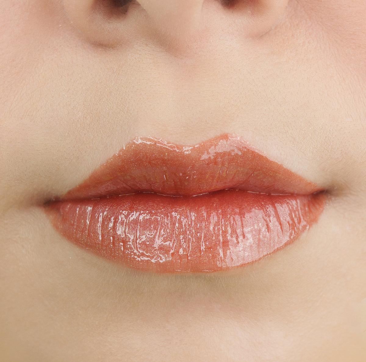 Lip Gloss Radiant Kiss Ruby Rose tono RK50 aplicado en labios.