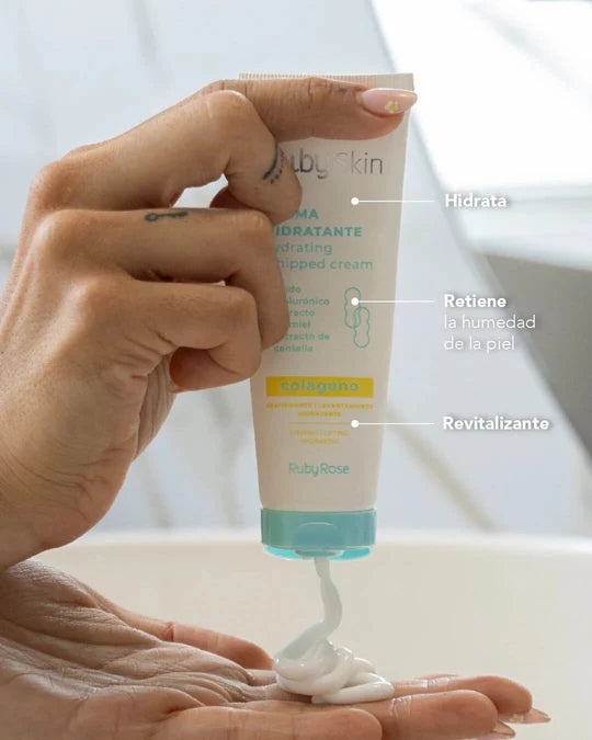 Crema hidratante facial Ruby Skin con colágeno aplicada sobre la mano, ayuda a hidratar y retener la humedad de la piel.